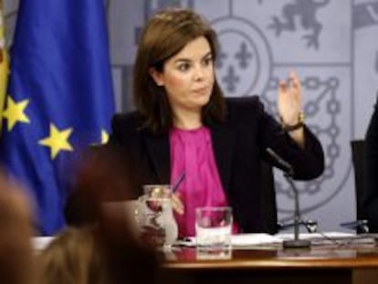 La vicepresidenta del Gobierno, Soraya S&aacute;enz de Santamar&iacute;a, durante la rueda de prensa posterior a la reuni&oacute;n del Consejo de Ministros, hoy en La Moncloa. 