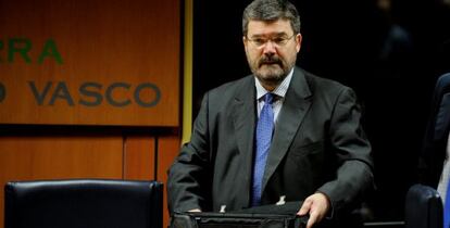 El consejero de Empleo, Juan María Aburto, este viernes en el Parlamento vasco. 