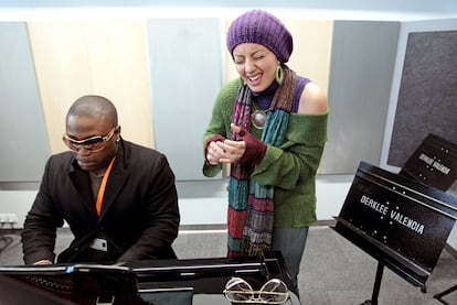 Dos alumnos de Berklee Valencia, durante la inauguración de las clases.