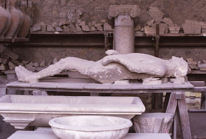 Molde en yeso del cuerpo de un habitante de Pompeya sepultado por la erupción del Vesubio.