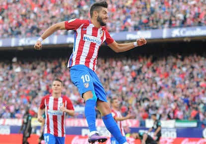 Carrasco celebra el primero de sus goles ante el Granada.