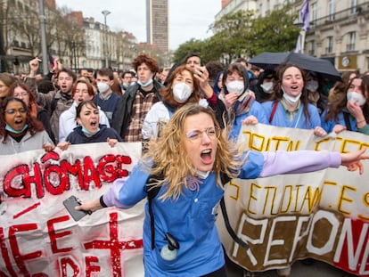 Estudiantes de la facultad de Medicina de Nantes (Francia) en la manifestación contra la reforma de las pensiones del pasado martes.