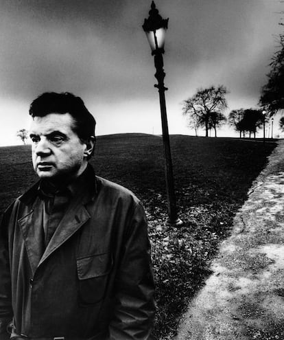 Francis Bacon en Primrose Hill (Londres, 1963), fotografiado por Bill Brandt.