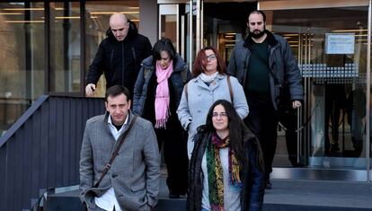 Los concejales de Somos Alcalá al completo abandonan el juzgado tras declarar cuatro de ellos.