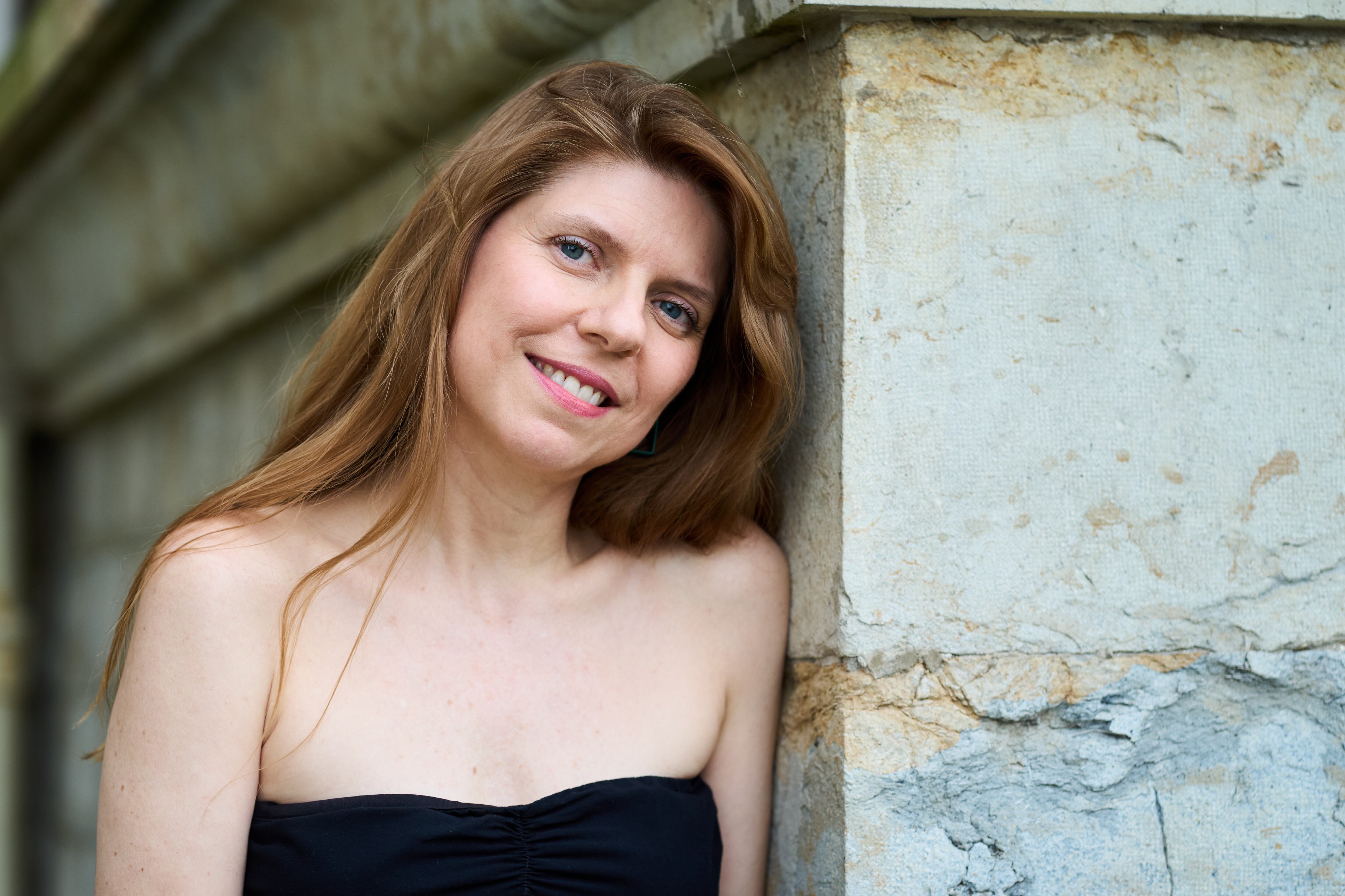 La escritora gallega Miriam Reyes obtiene el Premio Nacional de Poesía 2025