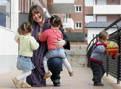 Esther Álvarez, con sus trillizos.