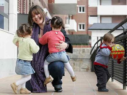 Esther Álvarez, con sus trillizos.