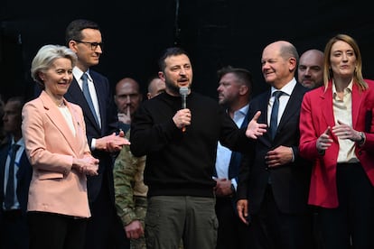 De izquierda a derecha, la presidenta de la Comisión Europea, Ursula von der Leyen, el presidente de Ucrania, Volodímir Zelenski, el primer ministro de Polonia, Mateusz Morawiecki, el canciller alemán, Olaf Scholz, y la presidenta del Parlamento Europeo, Roberta Metsola, este domingo en Aquisgrán, oeste de Alemania. 