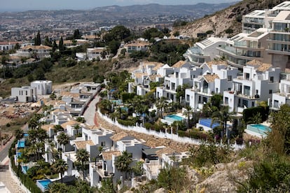 Urbanizaciones de la localidad de Benalmádena (Costa del Sol), preparadas para su uso estival.
