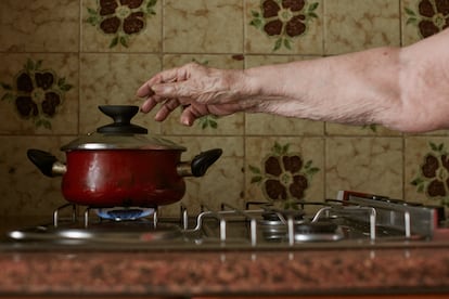 María Marín, cocinera profesional jubilada, prepara la comida en su domicilio madrileño.