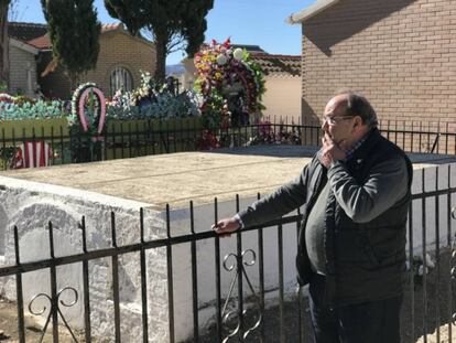 Antoñito, en la tumba de los Rufino, en el cementerio de Pedro Martínez.