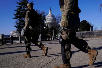 Soldados em frente ao Congresso dos Estados Unidos, nesta quinta-feira, depois da invasão da véspera. Em vídeo, imagens dos agentes de segurança durante o ataque.