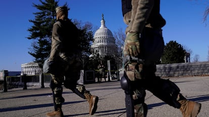 Soldados em frente ao Congresso dos Estados Unidos, nesta quinta-feira, depois da invasão da véspera. Em vídeo, imagens dos agentes de segurança durante o ataque.