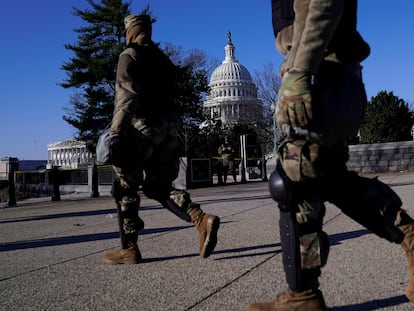 Soldados em frente ao Congresso dos Estados Unidos, nesta quinta-feira, depois da invasão da véspera. Em vídeo, imagens dos agentes de segurança durante o ataque.