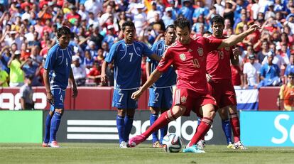 Cesc se dispone a lanzar el penalti.