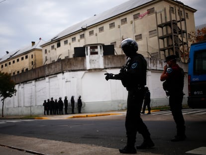 Policías afuera de una cárcel en Buenos Aires, en 2020