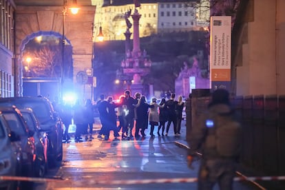 Estudiantes de la Universidad Carolina durante la evacuación de la facultad de Filosofía y Letras, el jueves en Praga. 