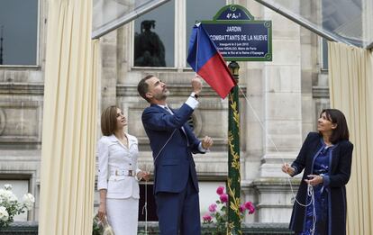 Los reyes de España junto a la alcaldesa de París, Anne Hidalgo, en el acto de inauguración del jardín 'Les combatientes de la Neuve' en el Ayuntamiento de la capital francesa.