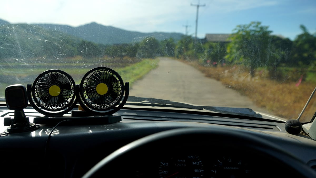 El ventilador de coche de doble cabeza para los que no tienen aire acondicionado o no les gusta usarlo