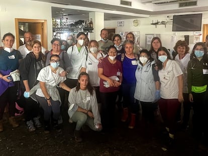 Inma, en el medio, con camiseta azul, junto con colaboradores y vecinos del Parque Alcosa.