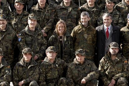 La ministra de Defensa Carme Chacón, durante sus visita a Base España, a 80 kilómetros de Pristina (Kosovo), el 19 de marzo de 2009.