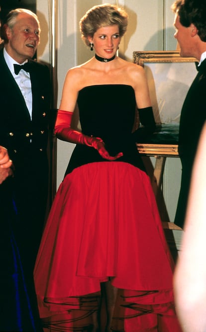 In terms of style, Diana was bold enough to try all kinds of combinations. An example was her look at the 1986 America's Cup party, held at the Grosvenor House hotel in London, consisting of a Murray Arbeid dress with a black body and a voluminous red skirt, which she combined with two long gloves, one black and one red. As a curious fact, the princess stopped wearing this accessory because she liked to shake hands and have direct contact with people.