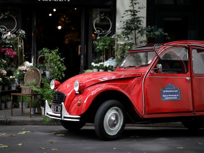 Un Citroën 2CV aparcado en las calles de París.