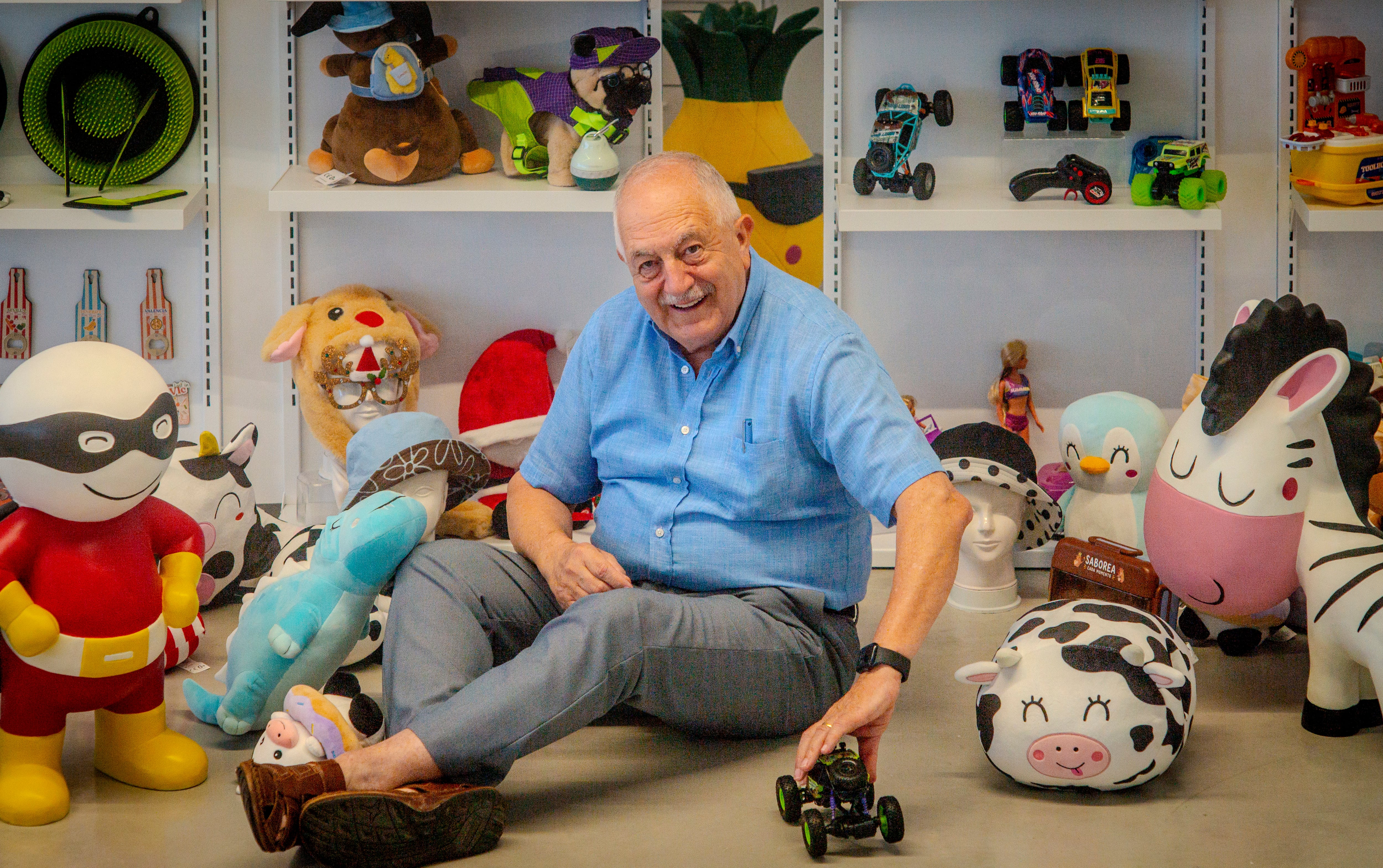 El señor Vicent, como le llaman sus empleados, jugando con algunos de los productos de sus tiendas. El bolígrafo prendido de la camisa es una de sus señas de identidad.