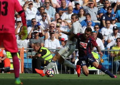 Gareth Bale (i) del Real Madrid y Luna del Eibar luchan por el balón.