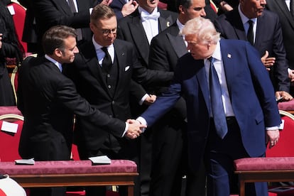 El presidente Trump y el presidente Macron se dan la paz en presencia del presidente de Finlandia, Alexander Stubb.