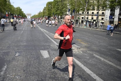 Los corredores han aprovechado para disfrutar del deporte en una avenida normalmente repleta de tráfico.