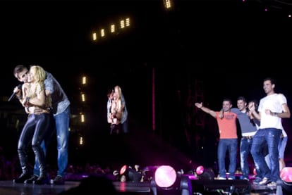 Shakira y Piqué comparten escenario con Xavi, Villa, Bojan y Busquets durante el concierto de la cantante colombiana en el estadio Lluis Companys.