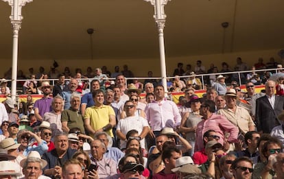 Los fieles del tendido 7 se levantan antes del inicio de la corrida.