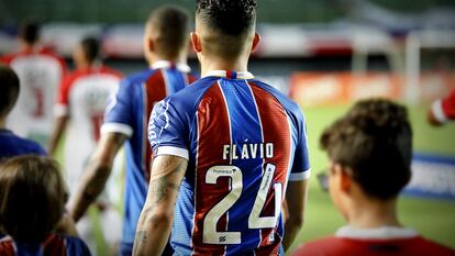 Flávio entra em campo com a camisa 24, pelo Bahia.