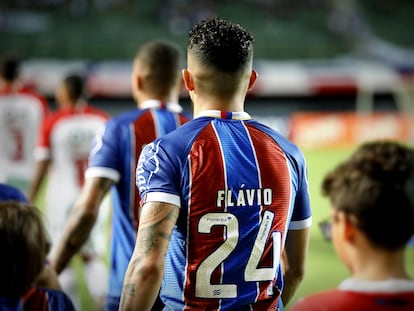 Flávio entra em campo com a camisa 24, pelo Bahia.