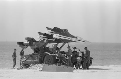  Misiles antiaéreos del Ejército de Estados Unidos se levantan desde un vehículo con ruedas de oruga para lanzarlos en George Smathers Beach aquí. Seis lanzadores estaban armados con misiles ante cualquier posible ataque de las bases de misiles en Cuba.