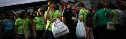 Concentración de profesores de escuelas infantiles frente a la Consejería de Educación.