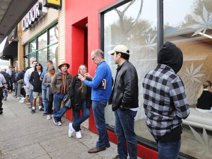 Clientes fazem fila na loja MedMen para comprar produtos de maconha recreativa na Califórnia.