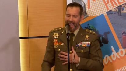 Vídeo | Un teniente coronel del Ejército canta  ‘The impossible dream’ en un acto oficial ante Margarita Robles