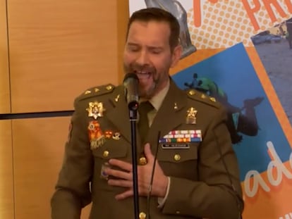 Vídeo | Un teniente coronel del Ejército canta  ‘The impossible dream’ en un acto oficial ante Margarita Robles