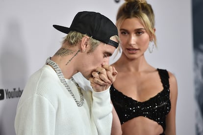 Justin Bieber besa la mano de su esposa, Hailey, en la presentación de su nuevo documental.