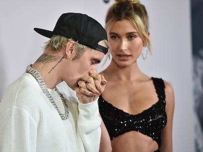 Justin Bieber besa la mano de su esposa, Hailey, en la presentación de su nuevo documental.