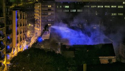Bomberos apagando el incendio de Can Batlló.