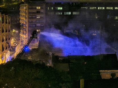 Bomberos apagando el incendio de Can Batll&oacute;.