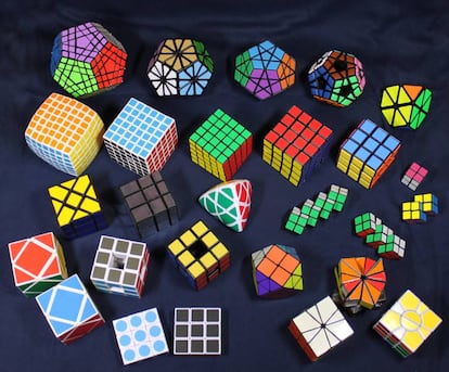 Distintos rompecabezas tipo Rubik con formas muy variadas.