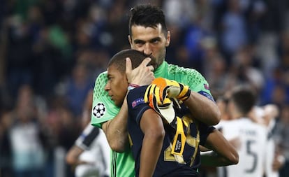 Buffon besa a Mbappé tras la victoria.