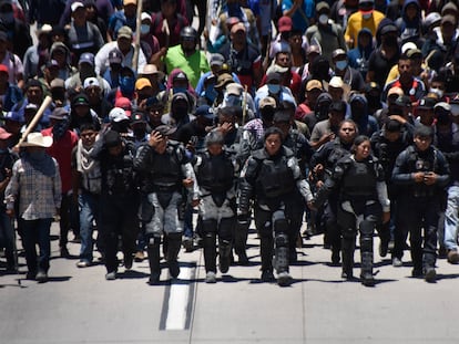 Manifestantes marchan escoltando a elementos retenidos de la Policía estatal y la Guardia Nacional en Chilpancingo (Guerrero), el 10 de julio.