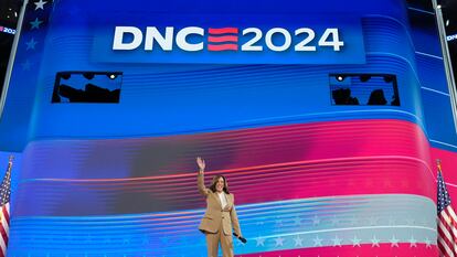 La candidata presidencial demócrata, Kamala Harris, saluda a los asistentes a la convención.
