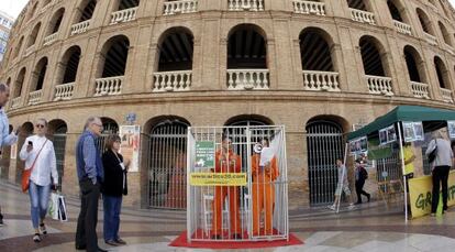 Los activistas de Greenpeace, en la jaula instalada ante la plaza de toros de Valencia para protestar por la detenci&oacute;n de los activistas en Rusia.
