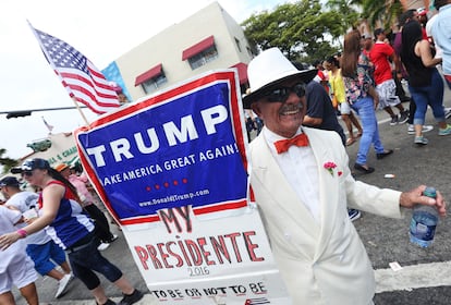 Santiago Portal, quien emigró de Cuba hace 50 años, sostiene un cartel de apoyo a Trump en Miami, Florida, en 2016.